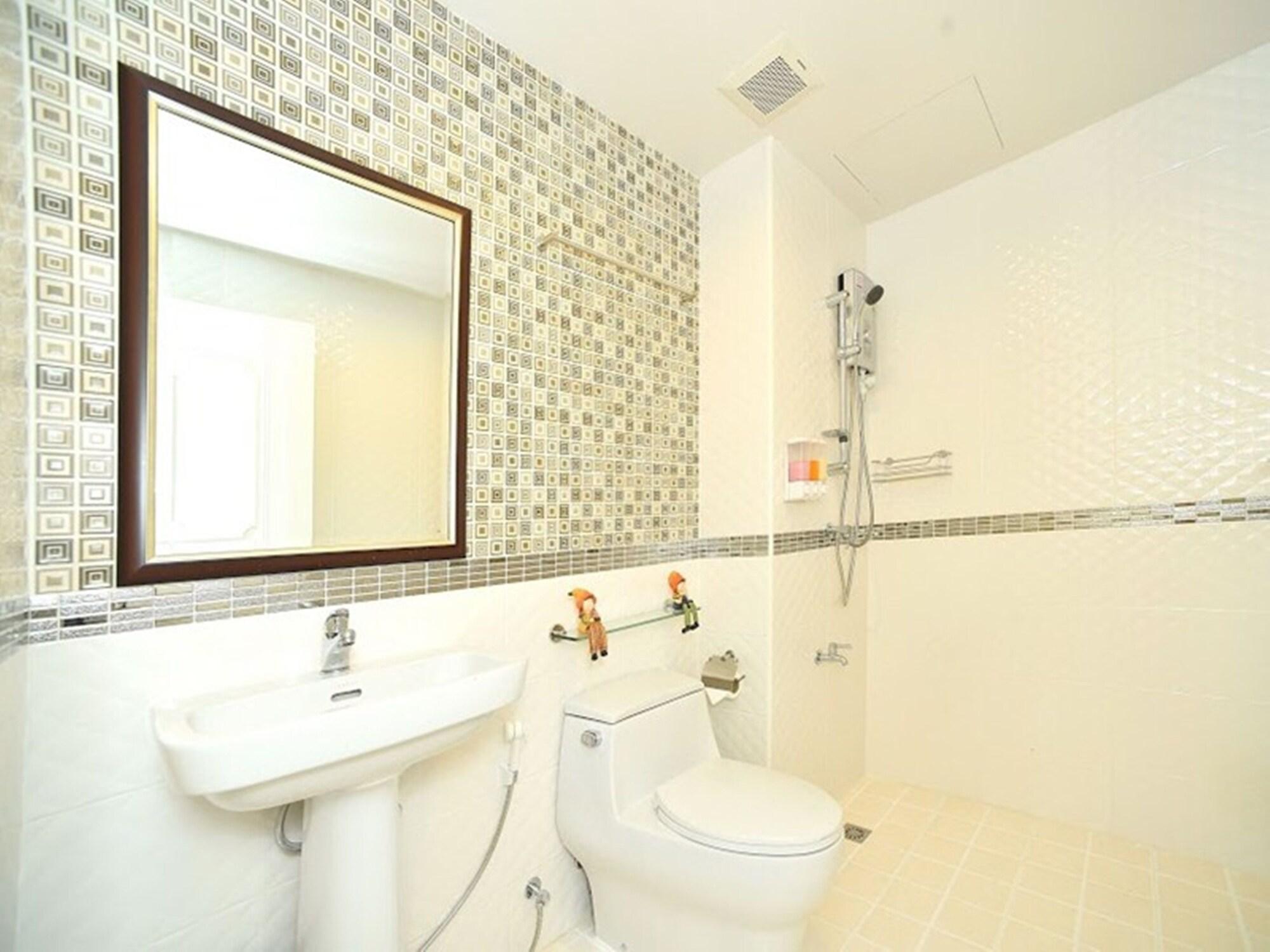 Parvena Hotel Банкок Екстериор снимка